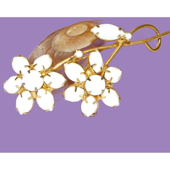 Vintage Three Dimensional White Milk Glass Flower Brooch - Picture 9 of 10